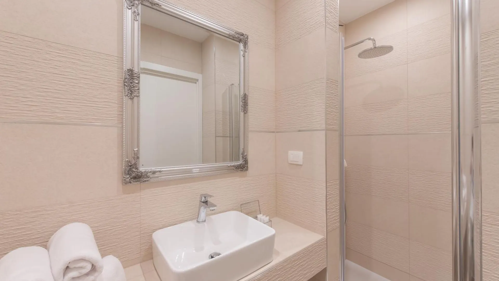 **** Konukevi Samstag Split Otel Hırvatistan